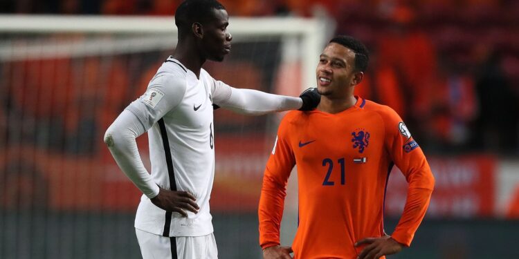 Memphis Depay e Paul Pogba juntos, após partida entre França e Holanda