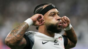 Memphis Depay em campo pelo Corinthians.