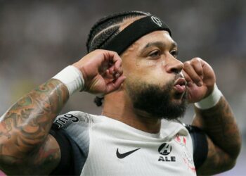 Memphis Depay em campo pelo Corinthians.