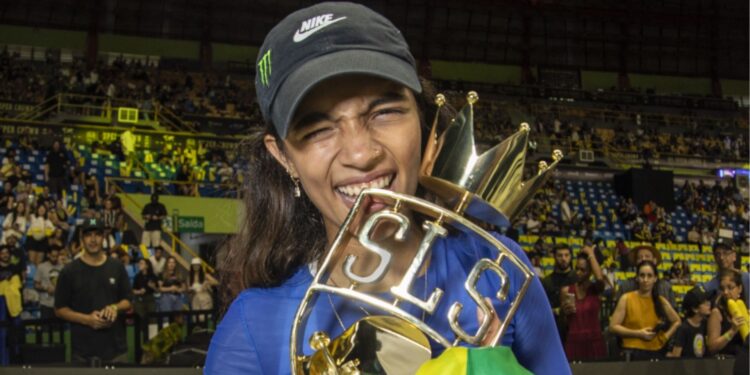 Rayssa Leal morde o troféu para comemorar o título do Super Crown de Skate