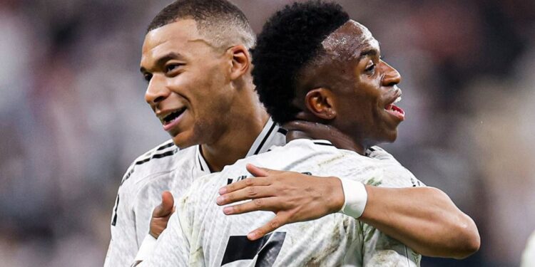 Mbappé e Vini Jr comemorando gol do Real Madrid contra o Pachuca