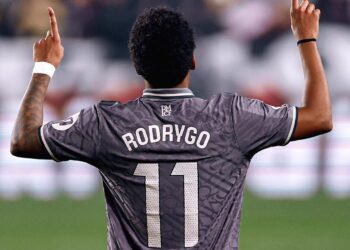 Rodrygo apontando para cima - Fonte: @rodrygogoes