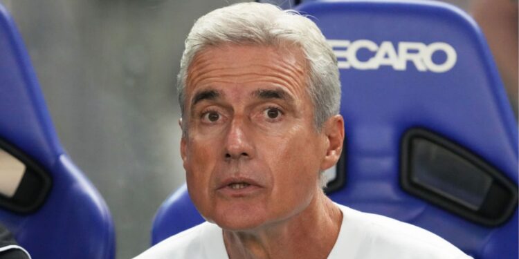 Alvo do Santos, Luís Castro sentado no banco de reservas em jogo do Al Nassr