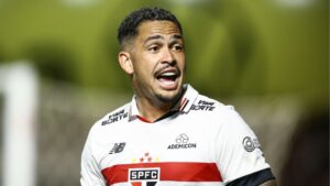 Alvo do Santos, Luciano em ação com a camisa do São Paulo