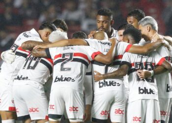 Jogadores do São Paulo reunidos antes da partida contra o Athletico-PR