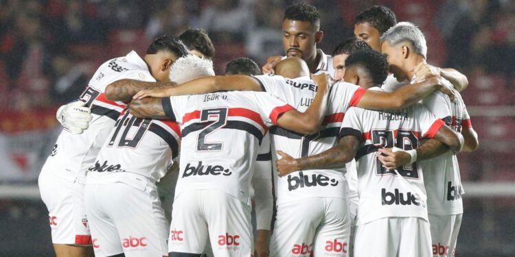 Jogadores do São Paulo reunidos antes da partida contra o Athletico-PR