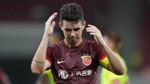 Oscar, alvo do São Paulo, em ação pelo Shangai Port
