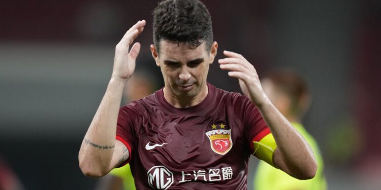 Oscar, alvo do São Paulo, em ação pelo Shangai Port