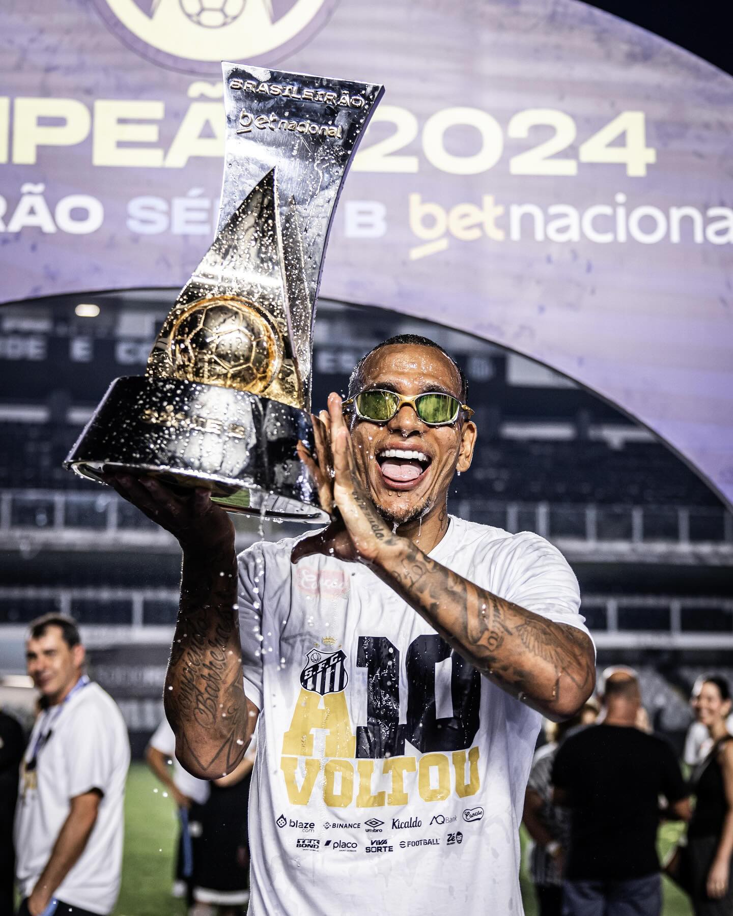 Jogador Otero comemorando o título da Serie B pela equipe do Santos - Fonte: @scorpionotero80