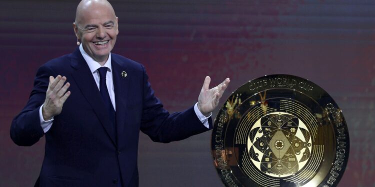 Gianni Infantino ao lado do troféu do Mundial de Clubes de 2025