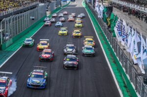 Carros da Stock Car correndo em Interlagos - Fonte: @stock_car