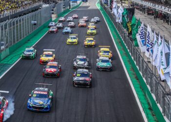 Carros da Stock Car correndo em Interlagos - Fonte: @stock_car
