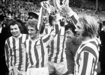 George Eastham comemorando título pelo Stoke City - Fonte: @stokecity