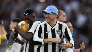 John Textor em campo comemorando o título do Botafogo no Brasileirão