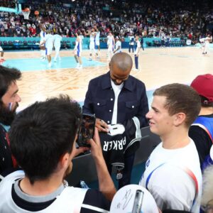 Ex-Atleta Tony Parker autografando camisa de fã - Fonte: @_tonyparker09