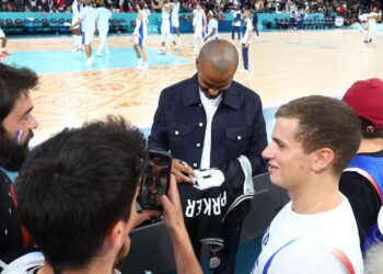 Ex-Atleta Tony Parker autografando camisa de fã - Fonte: @_tonyparker09