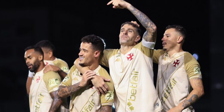 Jogadores do Vasco comemorando gol de Philippe Coutinho contra o Atlético-MG