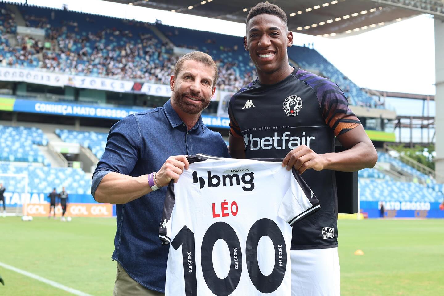 O presidente do Vasco, Pedrinho, parabeniza o jogador Léo Pelé pelos 100 jogos com a camisa cruz-maltina - Fonte: @vascodagama