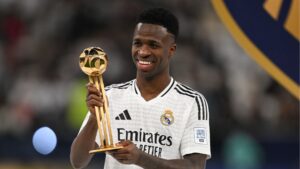 Vini Jr com o troféu de melhor jogador do Intercontinental após o título do Real Madrid