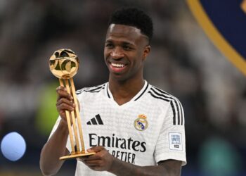 Vini Jr com o troféu de melhor jogador do Intercontinental após o título do Real Madrid