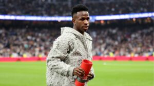 Vini Jr exibe troféu no estádio Santiago Bernabéu, do Real Madrid
