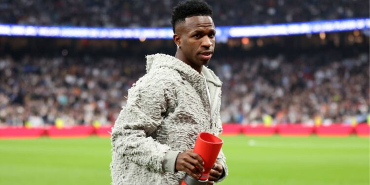 Vini Jr exibe troféu no estádio Santiago Bernabéu, do Real Madrid