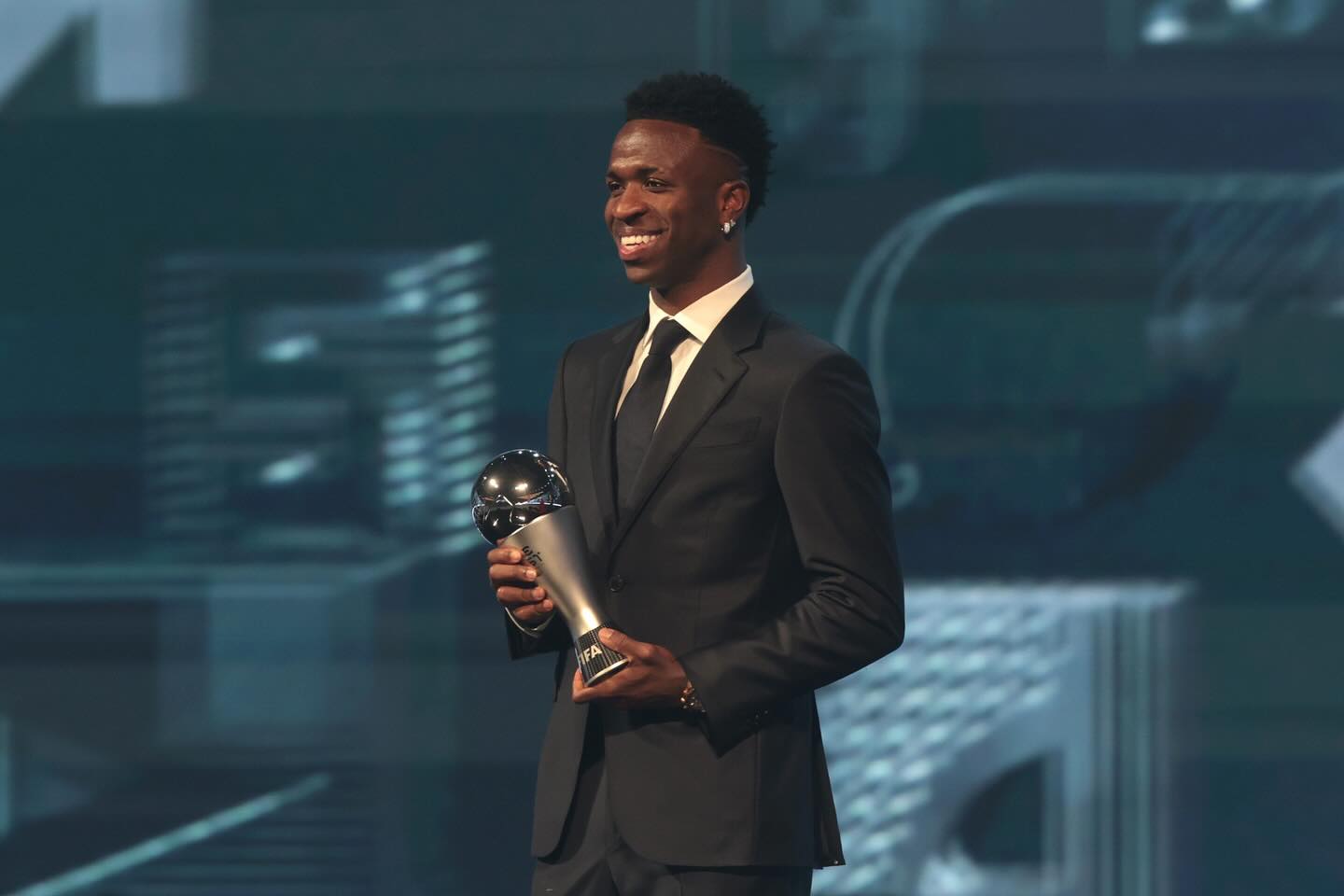 Vini após ganhar o prêmio The Best - Fonte: @vinijr
