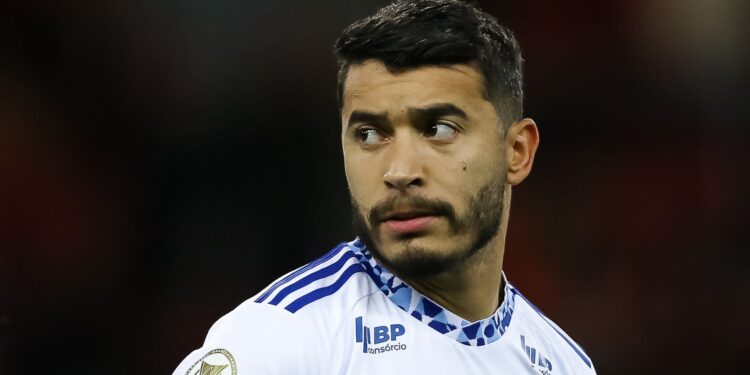 William antes do início de Internacional x Cruzeiro, pelo Brasileirão