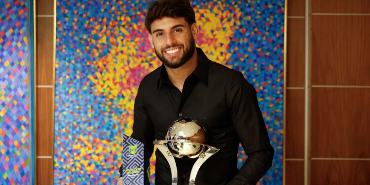 Yuri Alberto recebe Troféu Roberto Dinamite e premiação em dinheiro