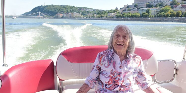 Agnes Keleti - Créditos: https://commons.wikimedia.org/wiki/File:Keleti_%C3%81gnes_2020_RTG_1091.jpg