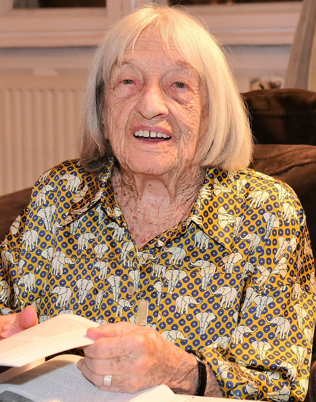 Agnes Keleti - Créditos: https://commons.wikimedia.org/wiki/File:Keleti_%C3%81gnes_2021_RTG_2950_(crop).jpg