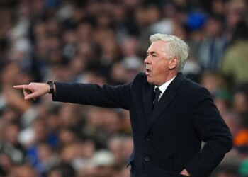 Carlo Ancelotti, técnico do Real Madrid, dá instruções a seu time durante partida contra o Las Palmas