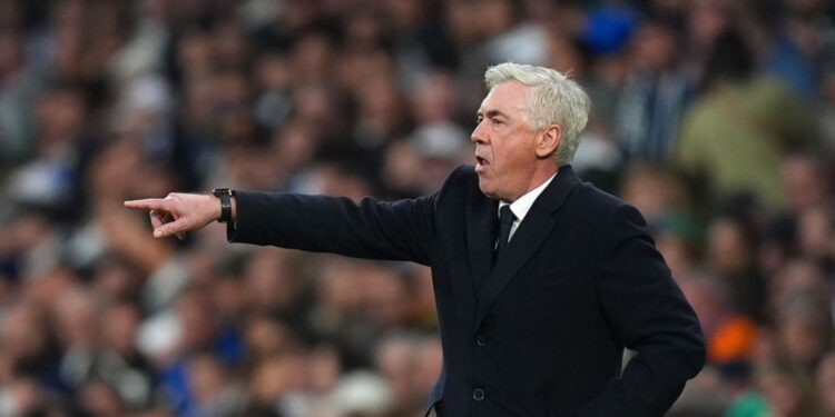 Carlo Ancelotti, técnico do Real Madrid, dá instruções a seu time durante partida contra o Las Palmas