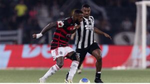 Lance de partida entre Botafogo e Flamengo, pelo Brasileirão 2024
