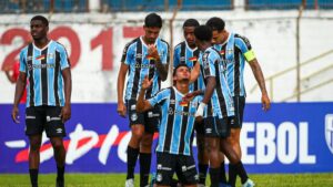 Jogadores do Grêmio sub-20 comemoram gol marcado contra o Porto Vitória sub-20, em partida válida pela Copinha