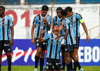 Jogadores do Grêmio sub-20 comemoram gol marcado contra o Porto Vitória sub-20, em partida válida pela Copinha