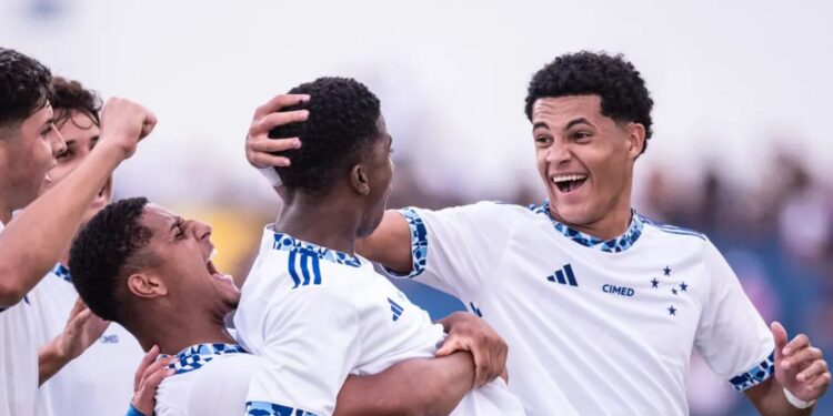 Jogadores do Cruzeiro sub-20 comemoram gol marcado contra o São Carlos sub-20, em partida válida pela Copinha
