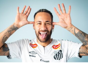 Neymar posa para foto de apresentação do Santos