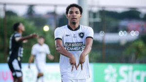 Lucas Camilo, do Botafogo sub-20, comemora gol marcado contra o Votuporanguense sub-20, em partida válida pela Copinha
