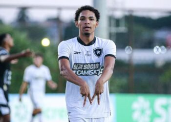 Lucas Camilo, do Botafogo sub-20, comemora gol marcado contra o Votuporanguense sub-20, em partida válida pela Copinha