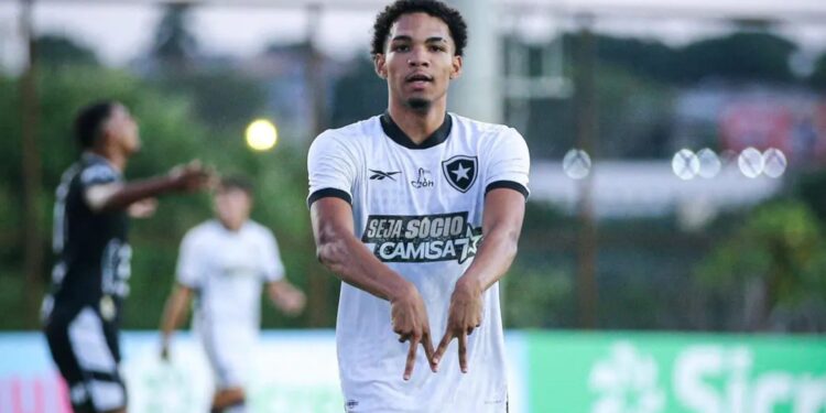 Lucas Camilo, do Botafogo sub-20, comemora gol marcado contra o Votuporanguense sub-20, em partida válida pela Copinha