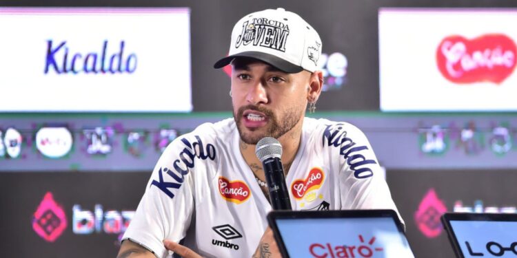 Neymar, jogador do Santos, durante entrevista coletiva