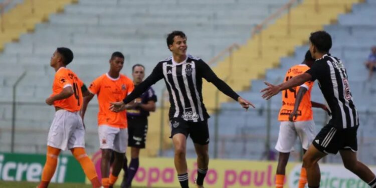 Gustavo Pfeifer, do Atlético-MG sub-20, comemora gol marcado contra o Nova Iguaçu sub-20, em partida válida pela Copinha