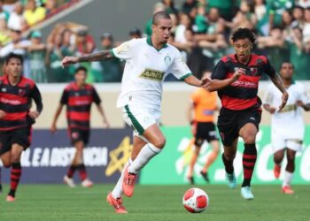 Jogadores do Palmeiras sub-20 e Oeste sub-20 disputam a posse de bola em partida válida pela Copinha