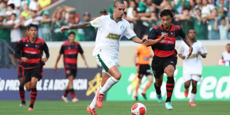 Jogadores do Palmeiras sub-20 e Oeste sub-20 disputam a posse de bola em partida válida pela Copinha
