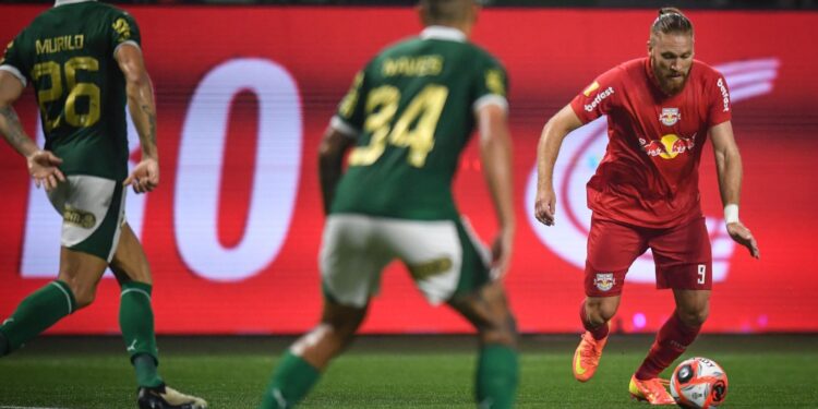 Lance de partida entre Palmeiras e Bragantino, válida pelo Paulistão 2025