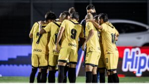 Jogadores do Santos se reunem em rodinha antes de partida contra a Ponte Preta