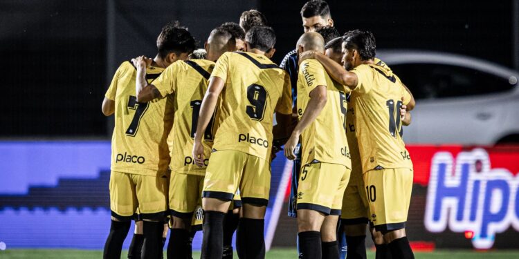 Jogadores do Santos se reunem em rodinha antes de partida contra a Ponte Preta