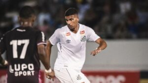 Jogadores do Santos sub-20 e da Ferroviária sub-20 disputam posse de bola em partida válida pela Copinha