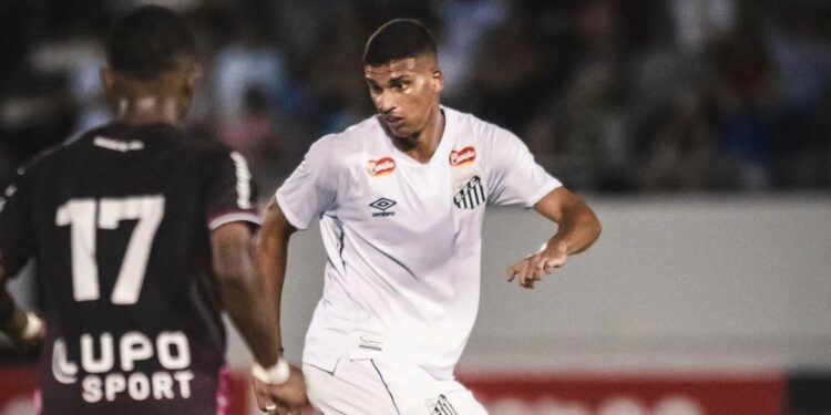 Jogadores do Santos sub-20 e da Ferroviária sub-20 disputam posse de bola em partida válida pela Copinha